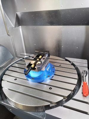 ความแม่นยําสูง Self-Centering จับและ 4 หลุม มือ Fixture สําหรับ 5 axis Cnc การทํางานโดย 96 ซีรีส์