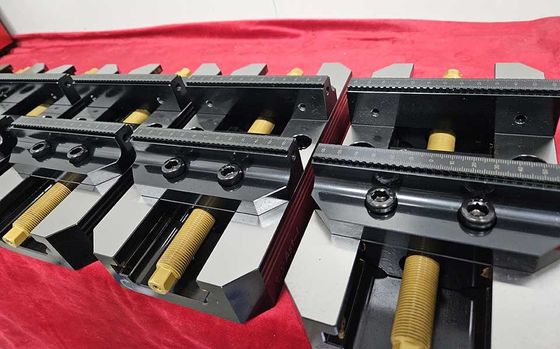 วัสดุเหล็กที่มีความแม่นยำในตัวรองศูนย์กลางสำหรับเครื่องมือเครื่องจักรกลซีเอ็นซี 3 แกน 4 แกน 5 แกน